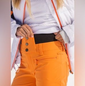 Worn once Roxy Rising High Shell Snowpants. Skinny fit with a high performance.